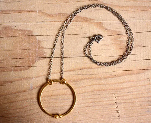 Recinto de oro, collar círculo de pareja en oro y plata