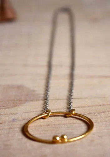 Recinto de oro, collar círculo de pareja en oro y plata