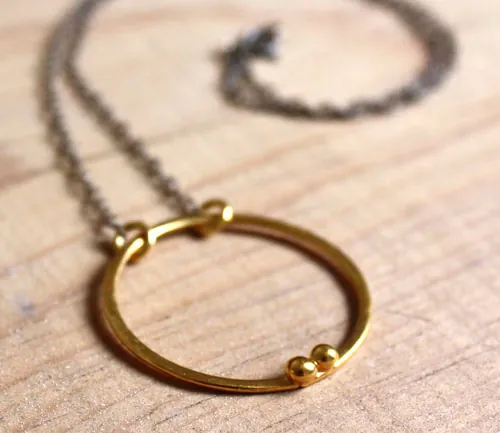 Recinto de oro, collar círculo de pareja en oro y plata
