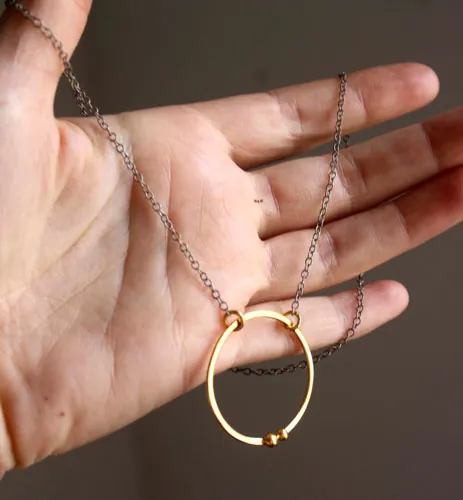 Recinto de oro, collar círculo de pareja en oro y plata