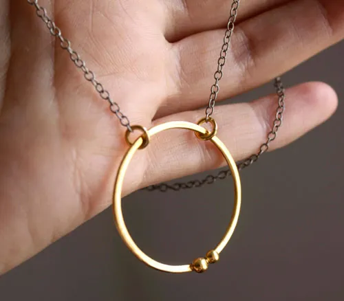 Recinto de oro, collar círculo de pareja en oro y plata