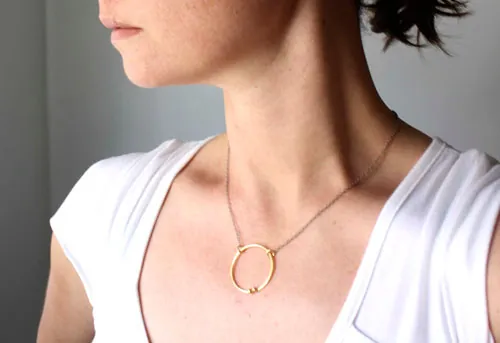 Recinto de oro, collar círculo de pareja en oro y plata