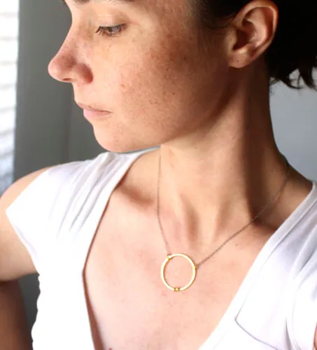 Recinto de oro, collar círculo de pareja en oro y plata