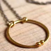 Recinto de oro, collar círculo de pareja en oro y plata