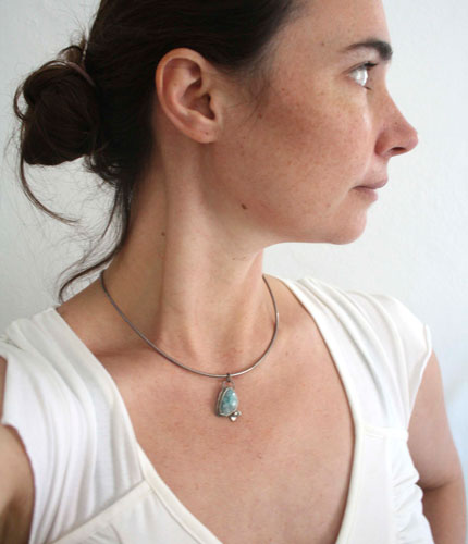 Reflejos de agua, dije arroyo del sotobosque en plata y smithsonita