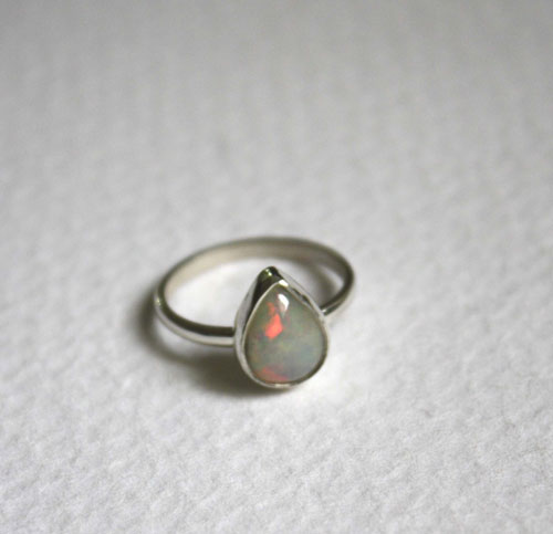 Reina de Saba, anillo reino mítico de África en plata y ópalo de Etiopía