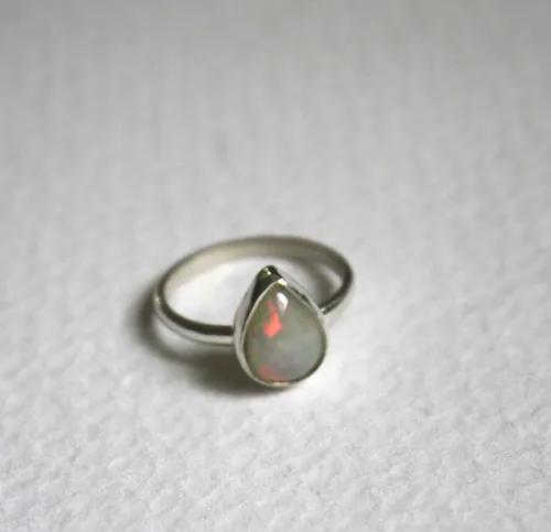 Reina de Saba, anillo reino mítico de África en plata y ópalo de Etiopía