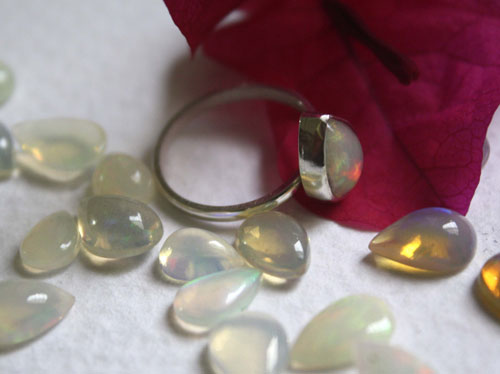 Reina de Saba, anillo reino mítico de África en plata y ópalo de Etiopía