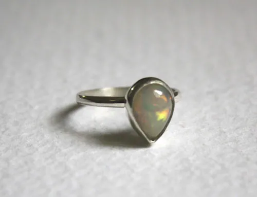 Reina de Saba, anillo reino mítico de África en plata y ópalo de Etiopía