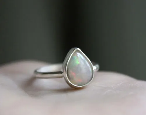 Reina de Saba, anillo reino mítico de África en plata y ópalo de Etiopía