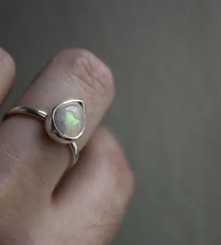 Reina de Saba, anillo reino mítico de África en plata y ópalo de Etiopía