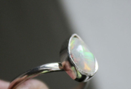 Reina de Saba, anillo reino mítico de África en plata y ópalo de Etiopía