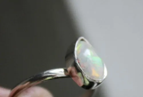 Reina de Saba, anillo reino mítico de África en plata y ópalo de Etiopía