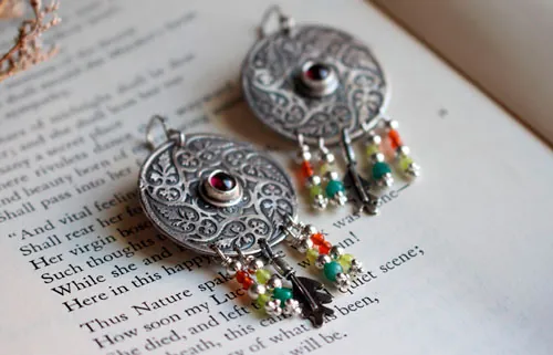 Remolino de hojas de otoño, aretes mandala en plata, ágata verde, ágata amarilla, granate y cornalina