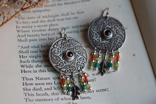 Remolino de hojas de otoño, aretes mandala en plata, ágata verde, ágata amarilla, granate y cornalina