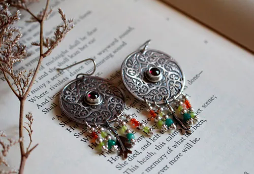 Remolino de hojas de otoño, aretes mandala en plata, ágata verde, ágata amarilla, granate y cornalina