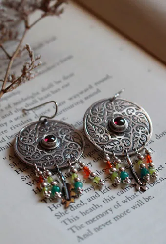 Remolino de hojas de otoño, aretes mandala en plata, ágata verde, ágata amarilla, granate y cornalina
