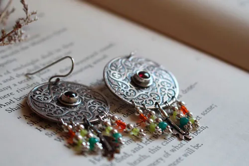 Remolino de hojas de otoño, aretes mandala en plata, ágata verde, ágata amarilla, granate y cornalina