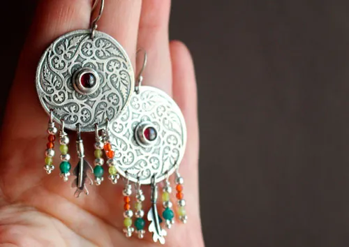 Remolino de hojas de otoño, aretes mandala en plata, ágata verde, ágata amarilla, granate y cornalina