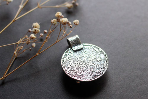 Ricochets bajo la luna llena, dije astronómico en plata y ágata Botsuana