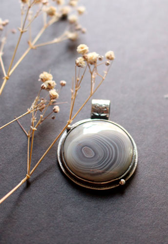 Ricochets bajo la luna llena, dije astronómico en plata y ágata Botsuana