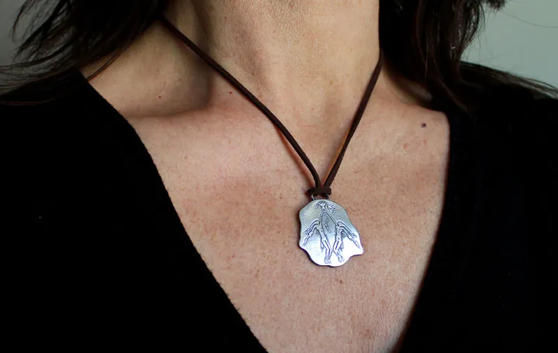 Ritual aborigen Kiro Kiro, collar arte rupestre australiano en plata