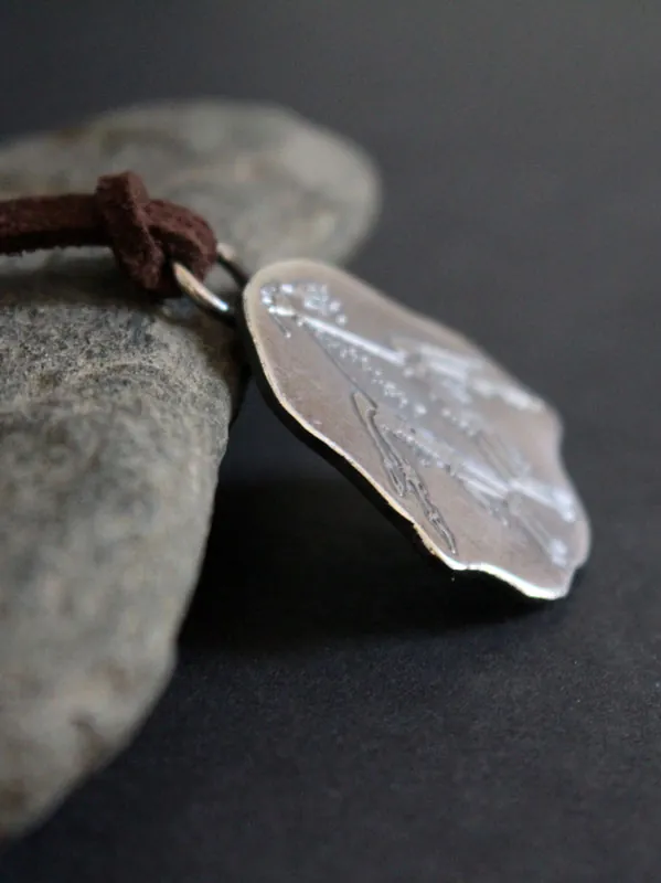 Ritual aborigen Kiro Kiro, collar arte rupestre australiano en plata