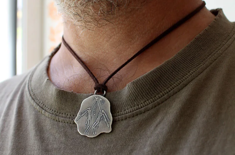 Ritual aborigen Kiro Kiro, collar arte rupestre australiano en plata