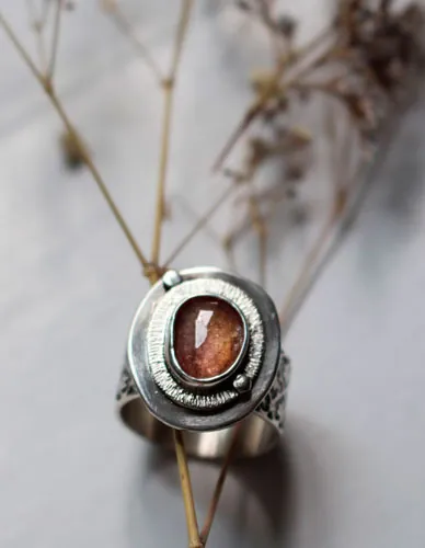 Rocío de la mañana, anillo despertar de la naturaleza en plata y zafiro rosa