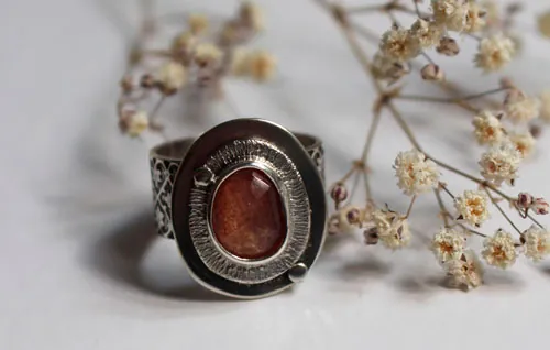 Rocío de la mañana, anillo despertar de la naturaleza en plata y zafiro rosa