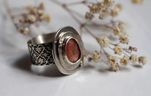 Rocío de la mañana, anillo despertar de la naturaleza en plata y zafiro rosa