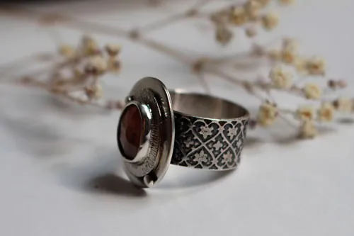 Rocío de la mañana, anillo despertar de la naturaleza en plata y zafiro rosa