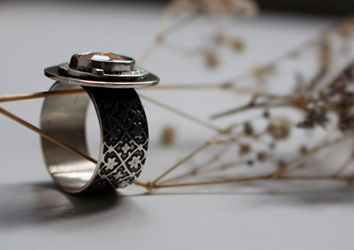 Rocío de la mañana, anillo despertar de la naturaleza en plata y zafiro rosa