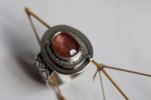 Rocío de la mañana, anillo despertar de la naturaleza en plata y zafiro rosa