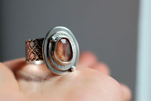 Rocío de la mañana, anillo despertar de la naturaleza en plata y zafiro rosa