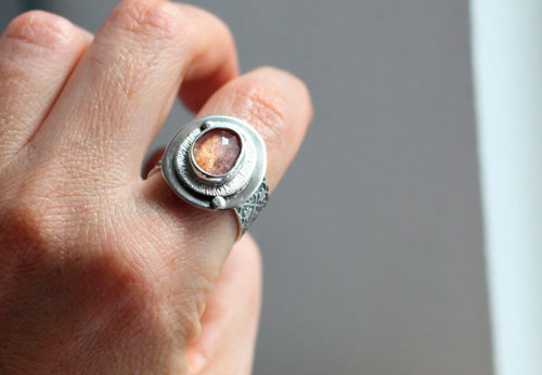 Rocío de la mañana, anillo despertar de la naturaleza en plata y zafiro rosa