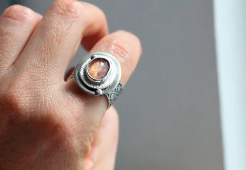 Rocío de la mañana, anillo despertar de la naturaleza en plata y zafiro rosa