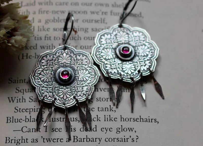 Rosa, aretes hojas barrocas en plata y zircón