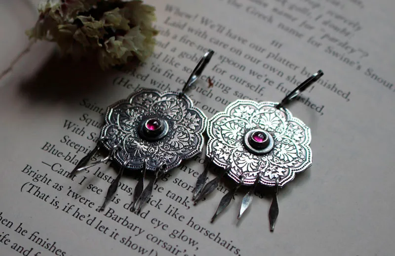 Rosa, aretes hojas barrocas en plata y zircón