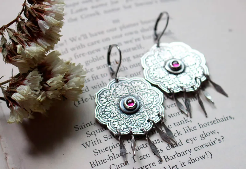 Rosa, aretes hojas barrocas en plata y zircón