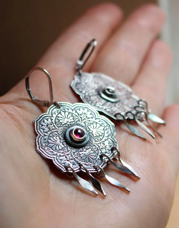 Rosa, aretes hojas barrocas en plata y zircón