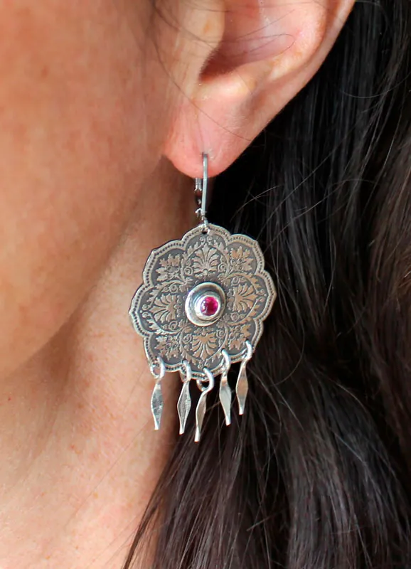 Rosa, aretes hojas barrocas en plata y zircón