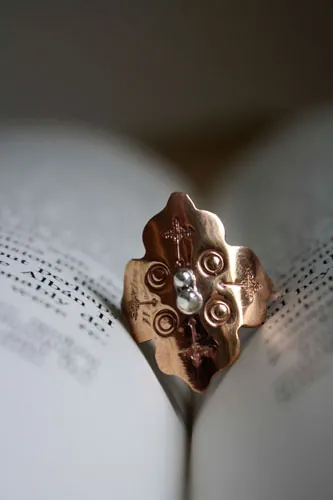 Rosa de fuego, anillo rosetón medieval en plata y cobre