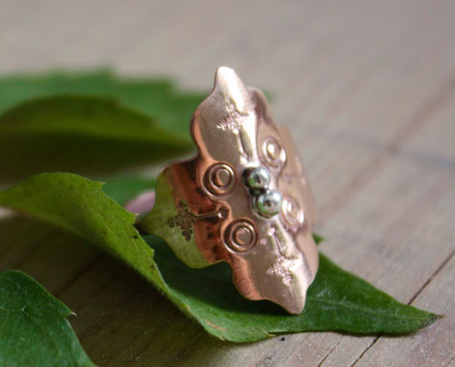 Rosa de fuego, anillo rosetón medieval en plata y cobre