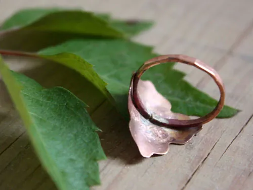 Rosa de fuego, anillo rosetón medieval en plata y cobre