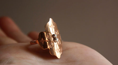 Rosa de fuego, anillo rosetón medieval en plata y cobre