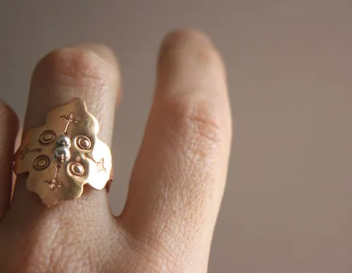 Rosa de fuego, anillo rosetón medieval en plata y cobre