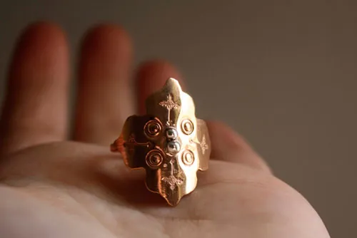 Rosa de fuego, anillo rosetón medieval en plata y cobre