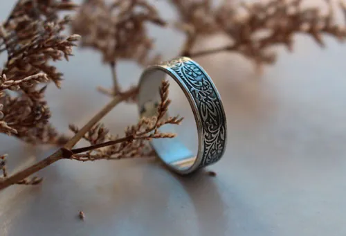 Rosa eglantina, anillo romántico de flores y hojas en plata