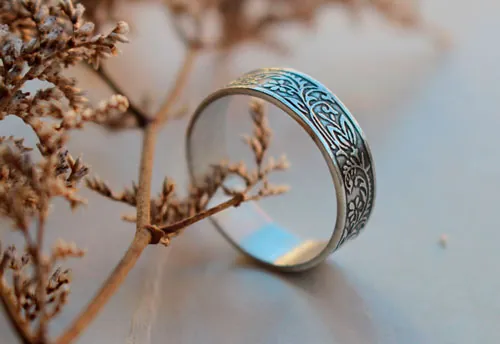 Rosa eglantina, anillo romántico de flores y hojas en plata